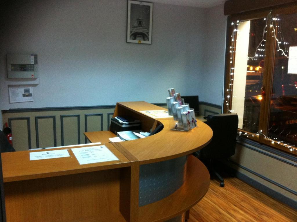 ホテル エルミタージュ パリ エクステリア 写真 Reception desk at the station