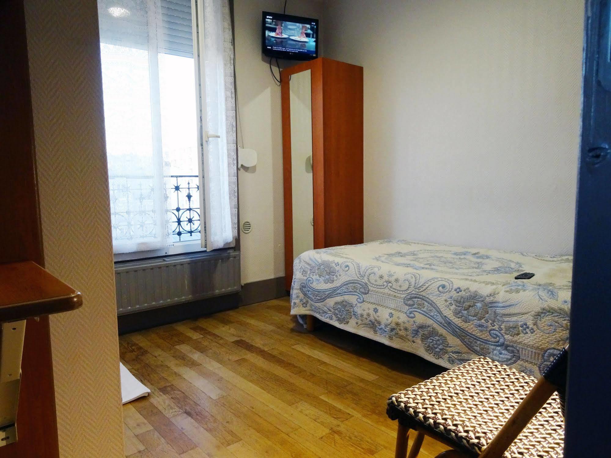 ホテル エルミタージュ パリ エクステリア 写真 A room at the hostel