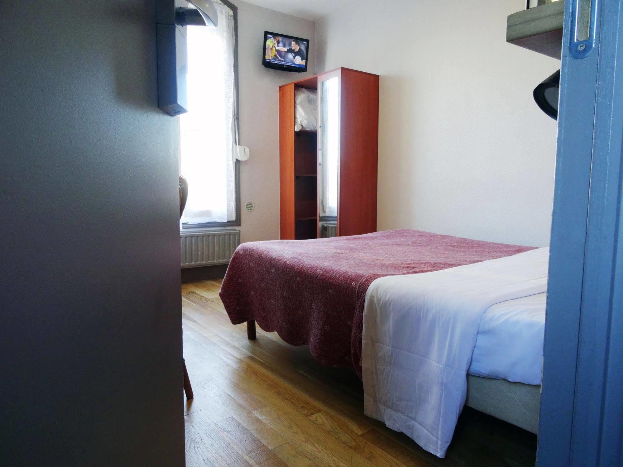 ホテル エルミタージュ パリ エクステリア 写真 A typical room at a B&B