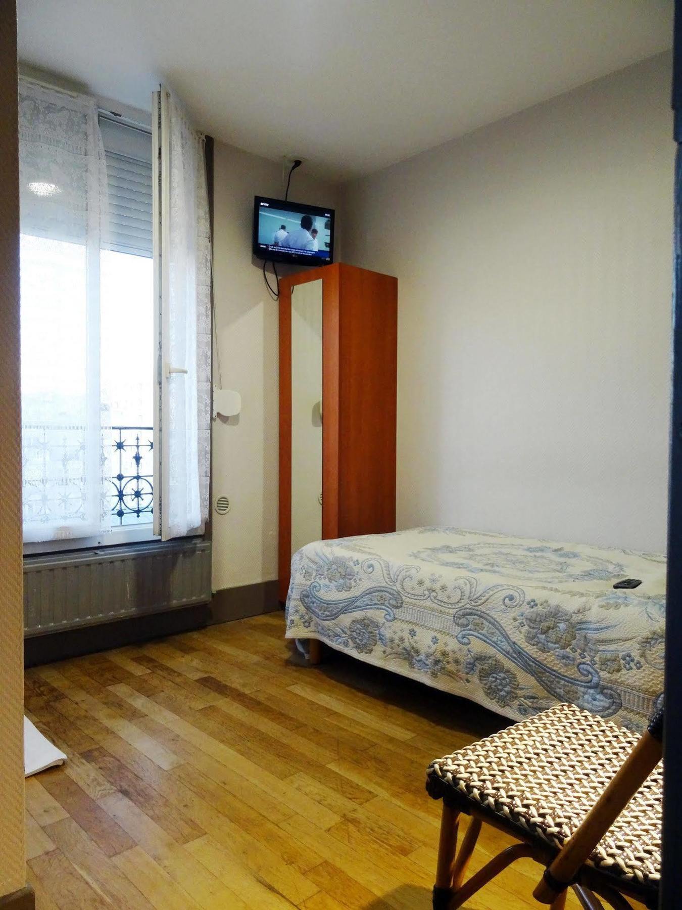 ホテル エルミタージュ パリ エクステリア 写真 A room at the hostel