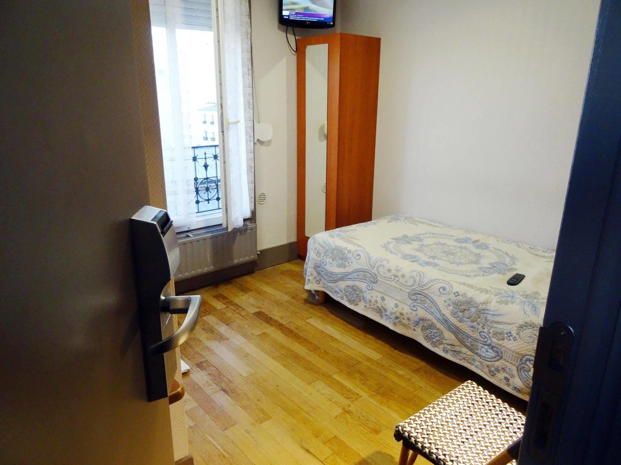 ホテル エルミタージュ パリ エクステリア 写真 A room at the hostel