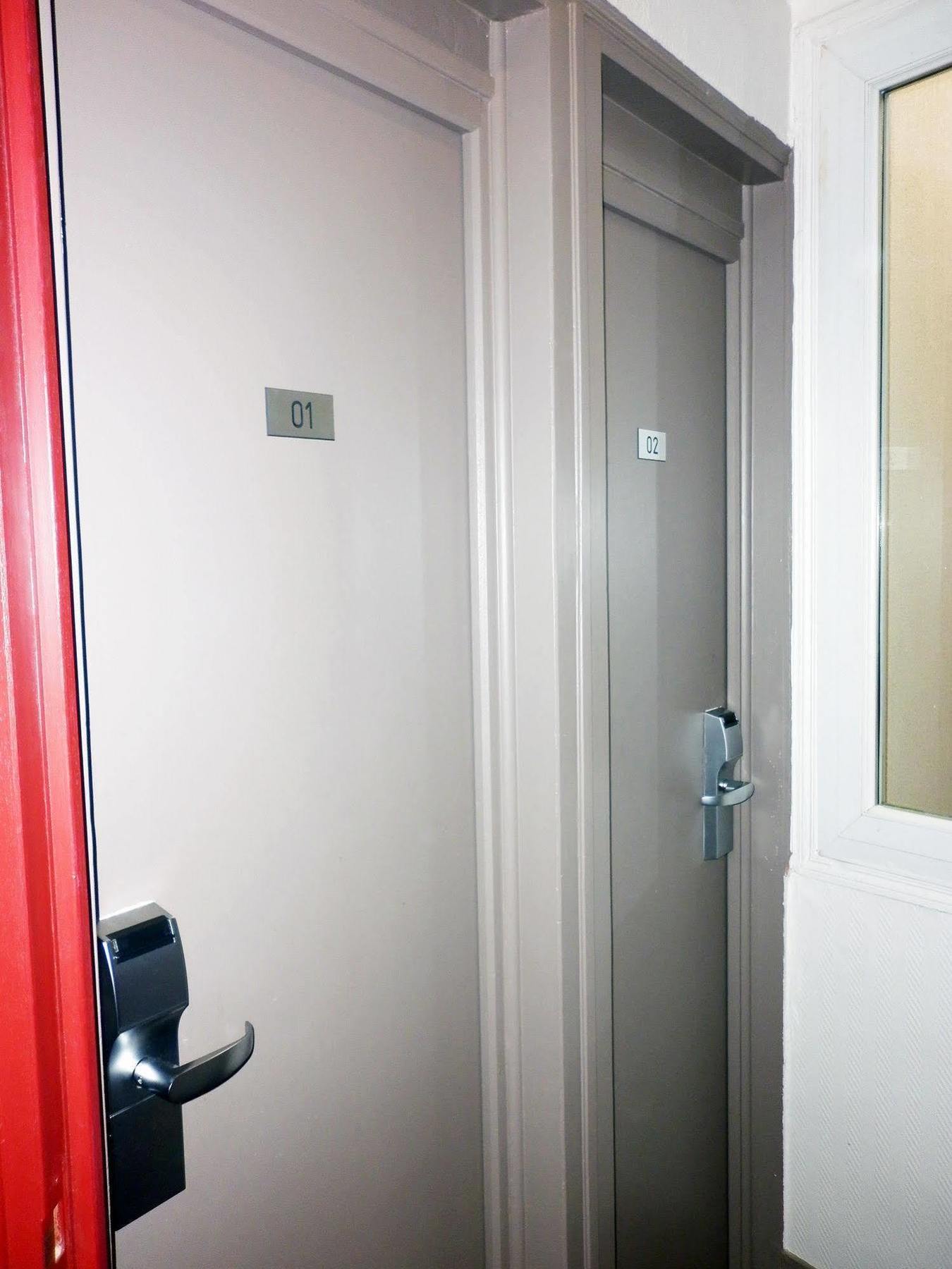 ホテル エルミタージュ パリ エクステリア 写真 A door with a deadbolt lock