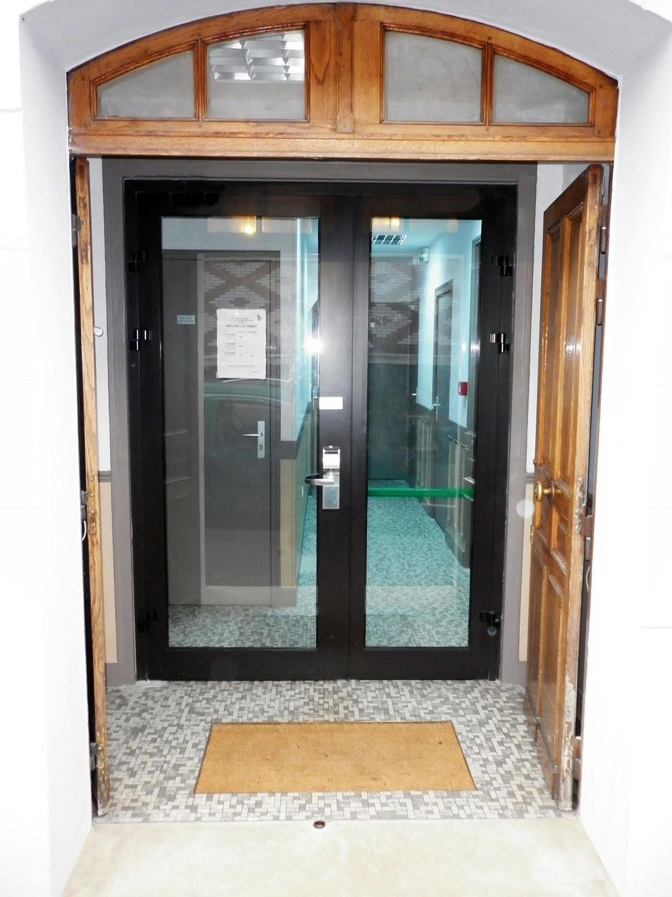 ホテル エルミタージュ パリ エクステリア 写真 A double door
